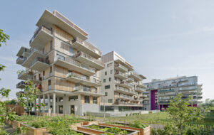 Die Baugruppe "wohnen mit uns" in Wien von einszueins Architektur fotografiert vom Garten des Gemeinschaftsprojekts.